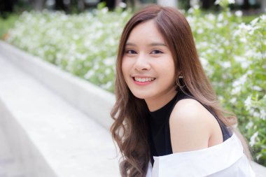 Tayland pantolonu portresi etek beyaz gömlek yetişkin güzel kız rahatla ve gülümse