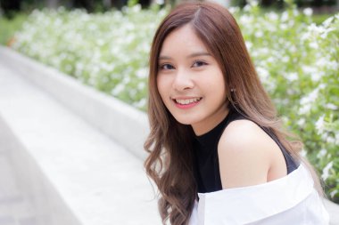 Tayland pantolonu portresi etek beyaz gömlek yetişkin güzel kız rahatla ve gülümse