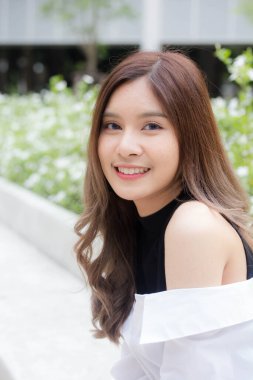 Tayland pantolonu portresi etek beyaz gömlek yetişkin güzel kız rahatla ve gülümse