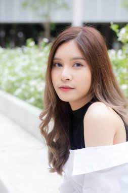 Tayland pantolonu portresi etek beyaz gömlek yetişkin güzel kız rahatla ve gülümse