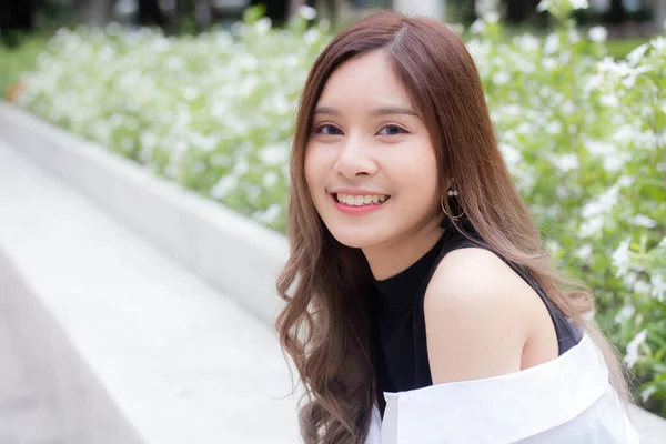 Tayland pantolonu portresi etek beyaz gömlek yetişkin güzel kız rahatla ve gülümse