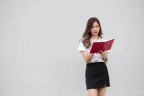 Potret Thai Mahasiswa Dewasa Seragam Universitas Gadis Cantik Membaca Buku — Stok Foto