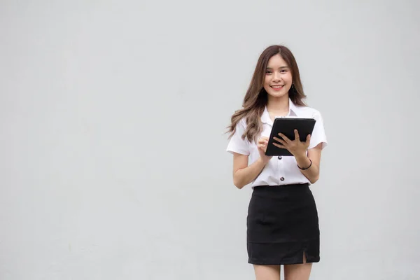 Retrato Tailandés Estudiante Adulto Universidad Uniforme Hermosa Chica Usando Tableta — Foto de Stock