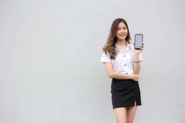 泰国人成人大学生制服的肖像美女展示了她的智能手机 — 图库照片