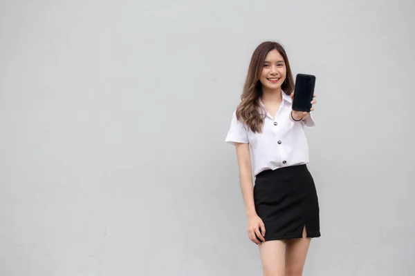 Retrato Tailandés Estudiante Adulto Universidad Uniforme Hermosa Chica Mostrar Teléfono — Foto de Stock