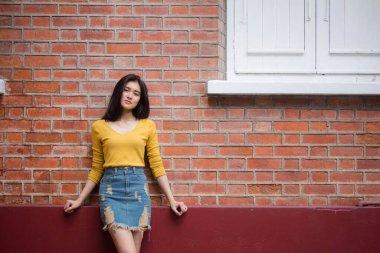 Tayland pantolonu portresi etek sarı gömlek yetişkin güzel kız rahatla ve gülümse