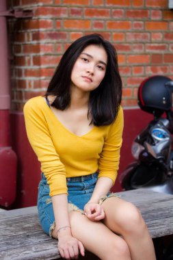 Tayland pantolonu portresi etek sarı gömlek yetişkin güzel kız rahatla ve gülümse