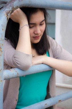 Taylandlı yetişkin bir kızın portresi rahatla ve gülümse.