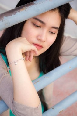 Taylandlı yetişkin bir kızın portresi rahatla ve gülümse.