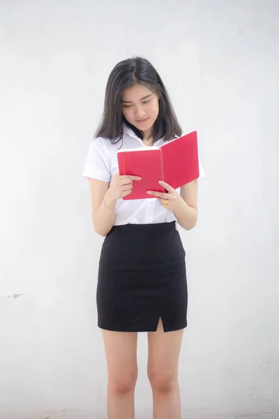 Portret Tajskiego Dorosłego Studenta Uniwersytet Mundur Piękna Dziewczyna Czytać Czerwoną — Zdjęcie stockowe