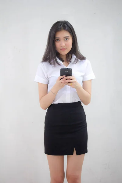 Taylandlı Yetişkin Öğrenci Üniformasının Portresi Akıllı Telefonunu Kullanan Güzel Bir — Stok fotoğraf