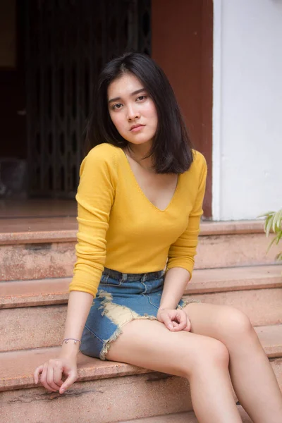 Ritratto Thai Jeans Gonna Gialla Camicia Adulto Bella Ragazza Rilassarsi — Foto Stock