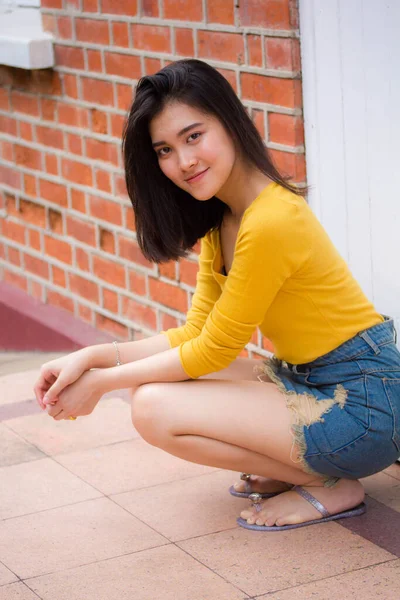 Porträtt Thai Jeans Kjol Gul Skjorta Vuxen Vacker Flicka Koppla — Stockfoto