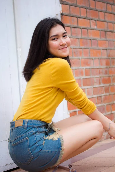 泰山裙的肖像黄衬衫成年漂亮女孩放松微笑 — 图库照片