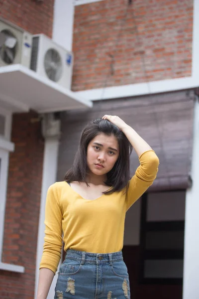 Tayland Pantolonu Portresi Etek Sarı Gömlek Yetişkin Güzel Kız Rahatla — Stok fotoğraf