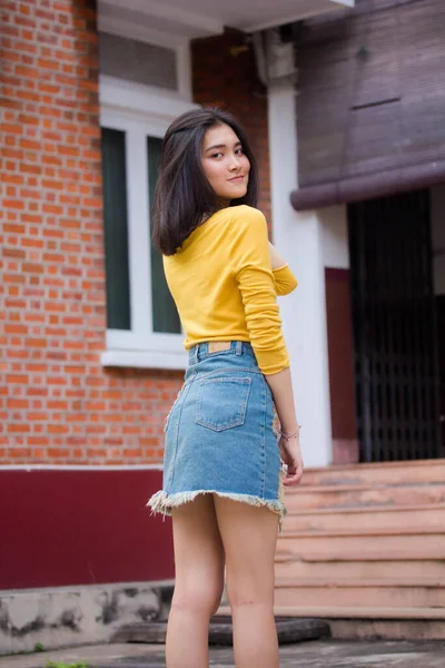 Retrato Tailandés Jeans Falda Camisa Amarilla Adulto Hermosa Chica Relajarse — Foto de Stock