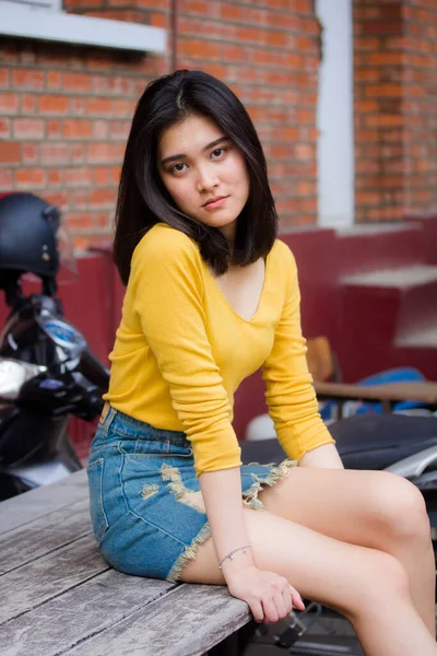 Portrait Thai Jeans Jupe Chemise Jaune Adulte Belle Fille Détendre — Photo