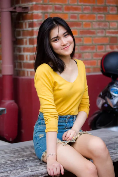 Portrait Thai Jeans Jupe Chemise Jaune Adulte Belle Fille Détendre — Photo