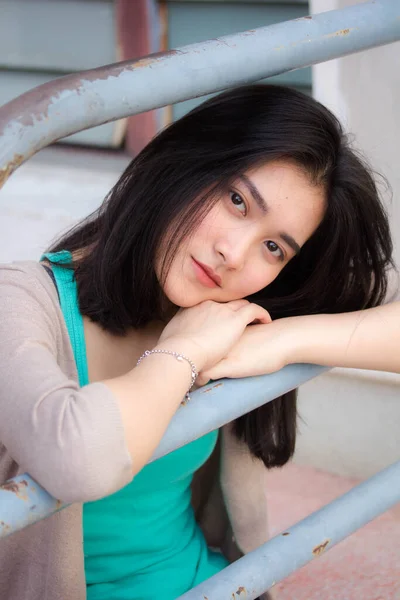 Taylandlı Yetişkin Bir Kızın Portresi Rahatla Gülümse — Stok fotoğraf