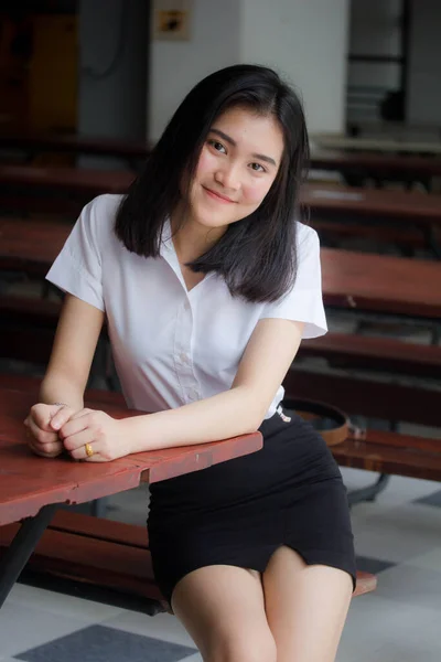 Retrato Tailandés Estudiante Adulto Universidad Uniforme Hermosa Chica Relajarse Sonreír — Foto de Stock