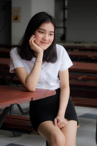 Retrato Tailandés Estudiante Adulto Universidad Uniforme Hermosa Chica Relajarse Sonreír — Foto de Stock