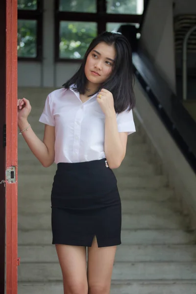 Retrato Tailandês Adulto Estudante Universidade Uniforme Bela Menina Relaxar Sorrir — Fotografia de Stock