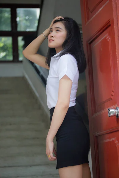 Retrato Tailandês Adulto Estudante Universidade Uniforme Bela Menina Relaxar Sorrir — Fotografia de Stock