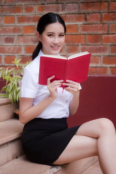 Портрет Тайского Взрослого Студента Униформа Красивая Девушка Читала Красную Книгу — стоковое фото