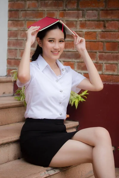 Retrato Tailandês Adulto Estudante Universidade Uniforme Bela Menina Ler Livro — Fotografia de Stock