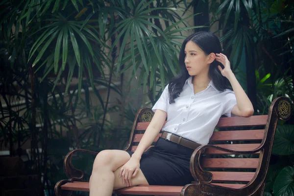 Portret Van Thai Volwassen Student Universiteit Uniform Mooi Meisje Ontspannen — Stockfoto