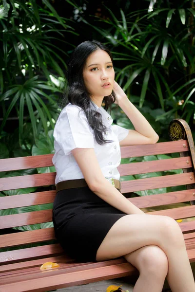 Retrato Tailandês Adulto Estudante Universidade Uniforme Bela Menina Relaxar Sorrir — Fotografia de Stock