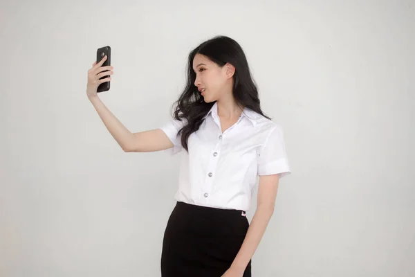 ปภาพของน กเร ยนไทยผ ใหญ ดมหาว ทยาล ยสาวสวยใช สมาร ทโฟนของเธอ Selfie — ภาพถ่ายสต็อก