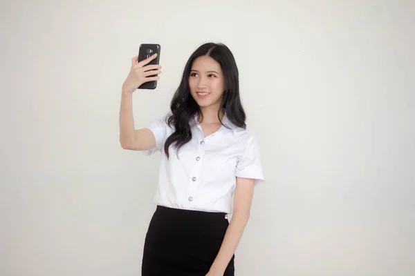 Retrato Tailandés Estudiante Adulto Universidad Uniforme Hermosa Chica Usando Teléfono —  Fotos de Stock