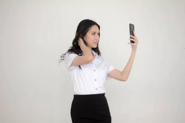 Retrato Tailandés Estudiante Adulto Universidad Uniforme Hermosa Chica Usando Teléfono —  Fotos de Stock