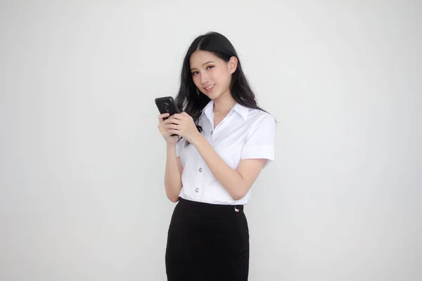 Taylandlı Yetişkin Öğrenci Üniformasının Portresi Akıllı Telefonunu Kullanan Güzel Bir — Stok fotoğraf