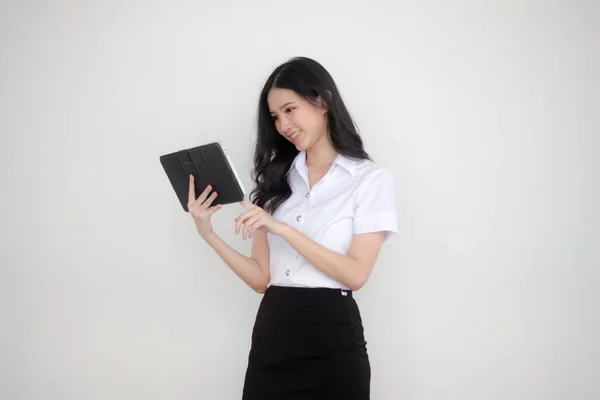Retrato Tailandés Estudiante Adulto Universidad Uniforme Hermosa Chica Usando Tableta —  Fotos de Stock