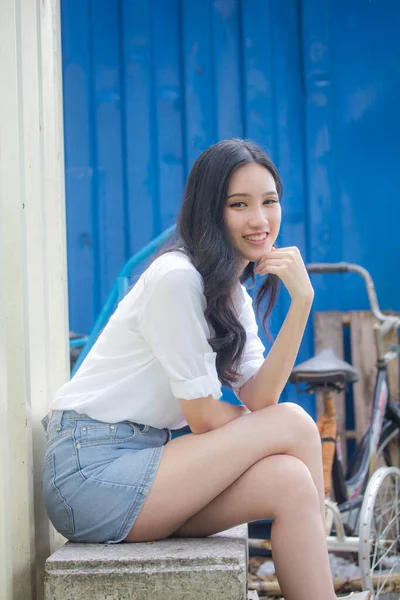 Retrato Tailandés China Adulto Hermosa Niña Camisa Blanca Vaqueros Azules — Foto de Stock