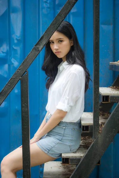 Retrato Tailandês China Adulto Linda Menina Camisa Branca Jeans Azul — Fotografia de Stock