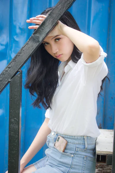 Portrait Thai China Gadis Cantik Kemeja Putih Blue Jeans Relax — Stok Foto