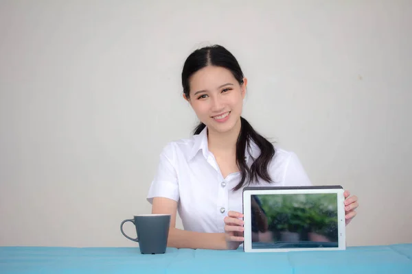 Retrato Tailandés Estudiante Adulto Universidad Uniforme Hermosa Chica Mostrar Tableta — Foto de Stock