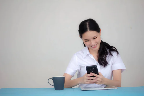 Retrato Tailandés Estudiante Adulto Universidad Uniforme Hermosa Chica Usando Teléfono — Foto de Stock