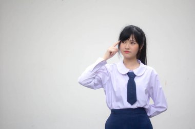 Tayland lisesi üniformasının portresi. Güzel kız. Düşün.