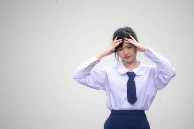 Tayland lisesi üniformasının portresi. Güzel kız. Düşün.