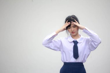 Tayland lisesi üniformasının portresi. Güzel kız. Düşün.