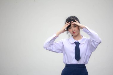 Tayland lisesi üniformasının portresi. Güzel kız. Düşün.