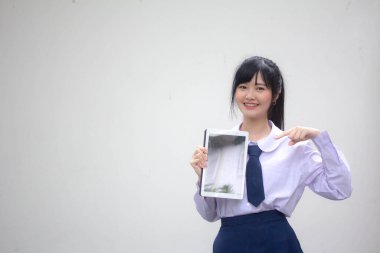 Taylandlı liseli üniformasının portresi Güzel kız gösterisi tableti