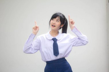 Taylandlı liseli üniformasının portresi. Güzel bir kız işaret ediyor.