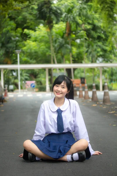 Retrato Tailandés Estudiante Secundaria Uniforme Adolescente Hermosa Chica Feliz Relajarse — Foto de Stock