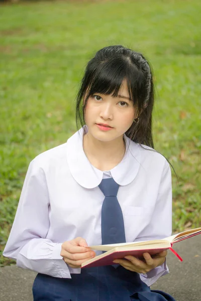 Retrato Tailandés Estudiante Secundaria Uniforme Adolescente Hermosa Chica Feliz Relajarse —  Fotos de Stock