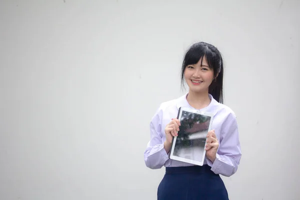 Retrato Tailandês Estudante Ensino Médio Uniforme Bela Menina Mostrar Tablet — Fotografia de Stock